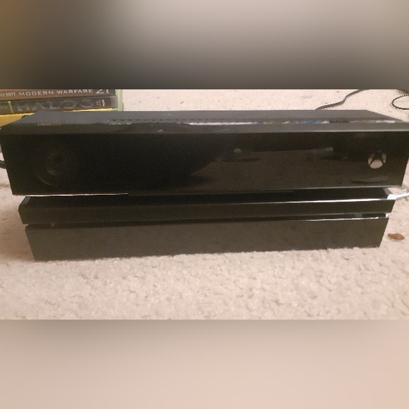 XBOX ONE + 3 CONTORLLERS + GAMES + KINECT full set all cords included